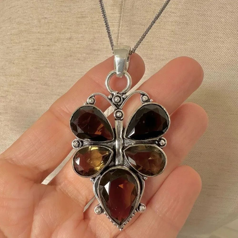 Silver rhinestone pendant necklace